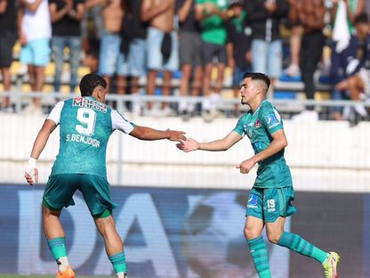 محمد ازريدة مدافع الرجاء يحتفل مع زميله سفيان بنجديدة بالهدف الأول في شباك الوداد - 9 يوليو 2023 - twitter/RCAofficiel