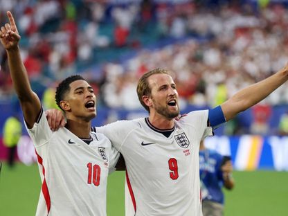 هاري كين (يمين) يحتفل مع بيلينغهام بعد فوز إنجلترا على النرويج - 11 يوليو 2026 - Reuters