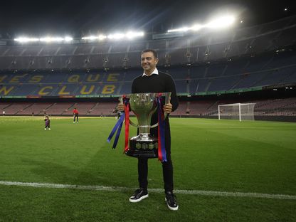 مدرب برشلونة تشافي هيرنانديز يحمل كأس الدوري الإسباني - 21 مايو 2023 - reuters