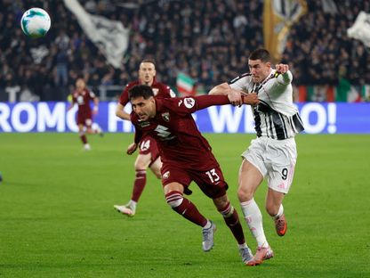 دوسان فلاهوفيتش وغيليرمو ماريبان خلال مباراة يوفنتوس وتورينو بالدوري الإيطالي - 8 نوفمبر 2025 - Reuters