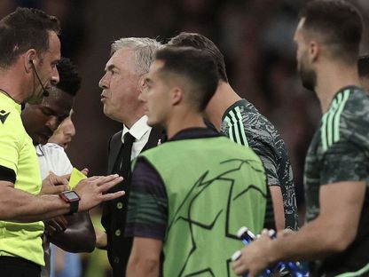 كارلو أنشيلوتي يعترض على الحكم البرتغالي سواريش في مباراة ريال مدريد ومان سيتي - Reuters