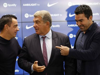 المدير الرياضي لنادي برشلونة ديكو والرئيس جوان لابورتا والمدرب تشافي - 13 سبتمبر 2023 - Reuters