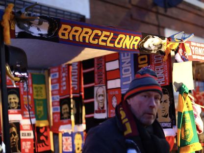 خارج ملعب أولد ترافورد قبل بداية مباراة مانشستر يونايتد وبرشلونة بالدوري الأوروبي 2023 - Reuters