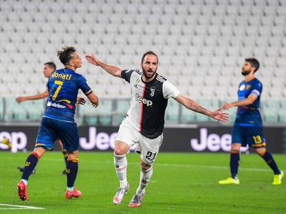 مهاجم "يوفنتوس"، الأرجنتيني غونزالو هيغواين، يحتفل بعد تسجيله هدفاً في مرمى "ليتشي". - AFP