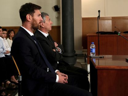 ليونيل ميسي في قاعة محكمة مع والده خورخي خلال محاكمتهما بتهمة تهرّب ضريبي في برشلونة - 2 يونيو 2016 - REUTERS