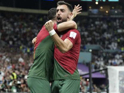 برونو فيرنانديز يعانق رونالدو بعد تسجيل هدف تقدم البرتغال على أوروجواي في كأس العالم 2022 - AFP