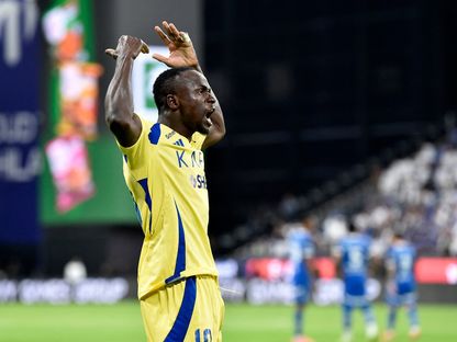 احتفال ساديو ماني لاعب النصر بتسجيل هدف في مرمى الهلال بديربي الدوري السعودي - 4 أبريل 2025 - Reuters