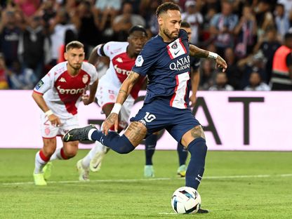 نيمار يسدد ركلة جزاء ويحرز هدف التعادل لباريس سان جيرمان في شباك موناكو - 28 أغسطس 2022 - AFP