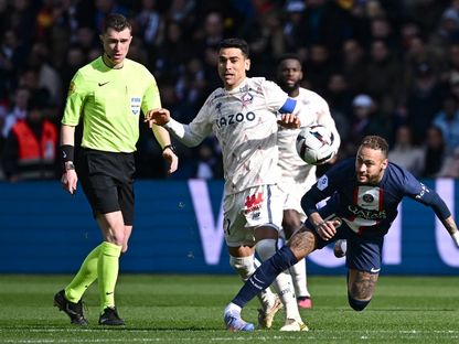 مهاجم باريس سان جيرمان نيمار لدى إصابته في المباراة ضد ليل - 19 فبراير 2023 - AFP
