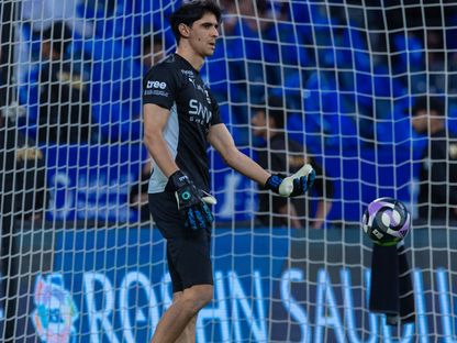 حارس الهلال ياسين بونو خلال الإحماء قبل مواجهة النصر في الدوري السعودي - 4 أبريل 2025 - X/@Alhilal_FC