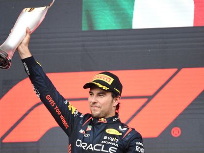 سيرجيو بيريز سائق رد بول يرفع كأس سباق جائزة أذربيجان الكبرى للفورمولا 1 - 30 أبريل 2023 - AFP