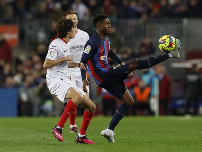 أنسو فاتي لاعب برشلونة خلال مواجهة إشبيلية في الدوري الإسباني - 5 فبراير 2023 - reuters