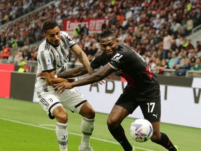صراع على الكرة بين رافاييل لياو لاعب ميلان ودانيلو لاعب يوفنتوس - 8 أكتوبر 2022 - AFP