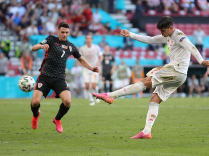 ألفارو موراتا مهاجم إسبانيا يسدد الكرة على مرمى كرواتيا خلال مواجهة المنتخبين في يورو 2020 - reuters