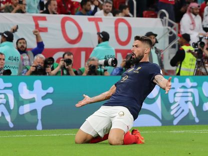 لاعب منتخب فرنسا  أوليفيه جيرو بعد أن سجل الهدف الأول لفرنسا في مرمى بولندا بكأس العالم قطر 2022  - Getty