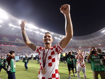 ديان لوفرين يحتفل بعد التتويج ببرونزية كأس العالم 2022 رفقة منتخب كرواتيا - 17 ديسمبر 2022 - REUTERS