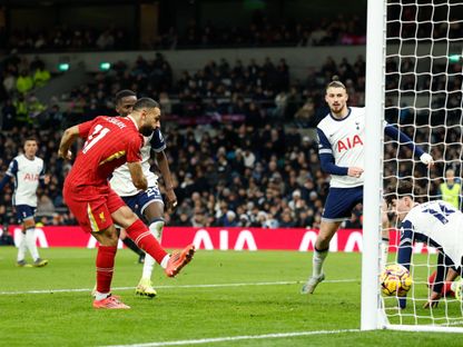 محمد صلاح لاعب ليفربول لحظة تسديد الكرة في شباك توتنهام - 22 ديسمبر 2024 - REUTERS