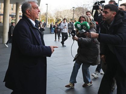 رئيس برشلونة جوان لابورتا بعد إدلائه بشهادته أمام قاضية التحقيق بشأن مدفوعات ناديه لخوسيه ماريا إنريكيز نيغريرا النائب السابق لرئيس لجنة الحكام في إسبانيا - 12 ديسمبر 2025 - REUTERS