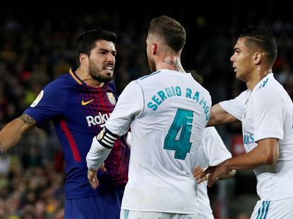 لويس سواريز مهاجم برشلونة يشتبك مع سيرخيو راموس وكاسميرو ثنائي ريال مدريد - 6 مايو 2018 - Reuters