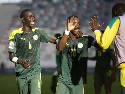 احتفال لاعبي منتخب السنغال بتسجيل الهدف الثالث في مرمى جنوب إفريقيا بكأس إفريقيا تحت 17 سنة - 10 مايو 2023  - twitter/@CAF_Online 
