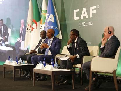 باتريس موتسيبي رئيس "الكاف" في اجتماع بالجزائر -12 يناير 2023 - twitter/CAF_Media