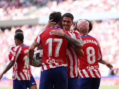 ساول نيغويز لاعب أتلتيكو مدريد يحتفل مع زملائه بتسجيل هدفه في شباك أوساسونا - 21 مايو 2023 - Reuters