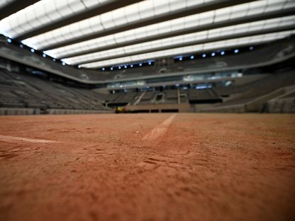 لقطة من زاوية منخفضة لأرضية ملعب رولان جاروس للتنس في العاصمة الفرنسية باريس - AFP