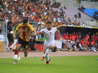 حسام تقا لاعب الترجي الرياضي التونسي في صراع على الكرة مع يحي عطية الله لاعب الوداد الرياضي - 1 نوفمبر 2023 - Facebook/Espérance Sportive de Tunis