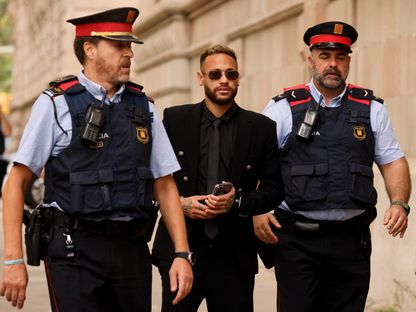 مهاجم باريس سان جيرمان والمنتخب البرزيلي نيمار يغادر المحكمة في برشلونة بمرافقة الشرطة - 17 أكتوبر 2022 - REUTERS