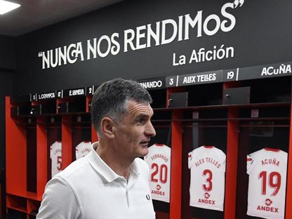 خوسيه لويس مينديليبار في غرفة ملابس إشبيلية بعد تعيينه مدربا للفريق - 21 مارس 2023 - TWITTER/@SevillaFC