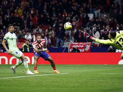 ممفيس ديباي مهاجم أتلتيكو مدريد يسدد الكرة خلال مواجهة خيتافي في الدوري الإسباني - 4 فبراير 2023  - reuters
