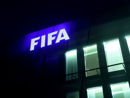 شعار الاتحاد الدولي لكرة القدم "فيفا" في مقره بمدينة زيوريخ  - REUTERS