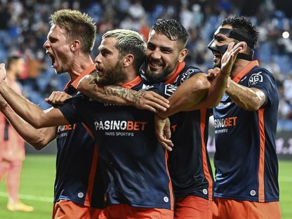 لاعب وسط مونبلييه الفرنسي تيجي سافانييه يحتفل مع زملائه بعد تسجيله هدفاً - AFP