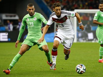 إسلام سليماني في صراع مع مسعود أوزيل من مواجهة الجزائر وألمانيا بثمن نهائي كأس العالم - 30 يونيو 2014 - Reuters