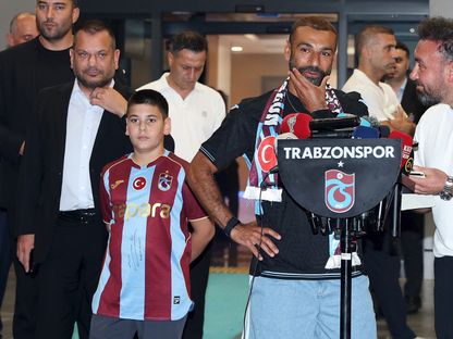 محمد صلاح مع رئيس طرابزون سبور  أرطغرل دوغان - 5 أغسطس 2026 - REUTERS