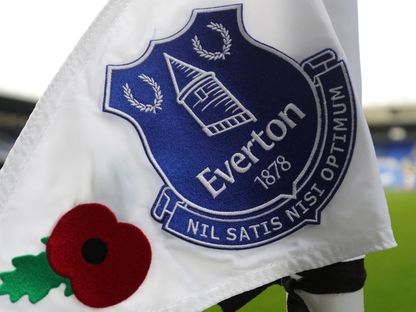 شعار إيفرتون على علم الزاوية خلال مباراة ضد برايتون على ملعب "غوديسون بارك" – 4 نوفمبر 2023 - Reuters 