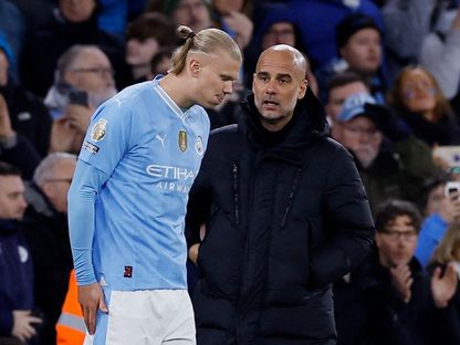 مدرب مانشستر سيتي بيب غوارديولا ومهاجم الفريق إيرلينغ هالاند خلال مباراة بيرنلي في الدوري الإنجليزي الممتاز - 31 يناير 2024 - Reuters