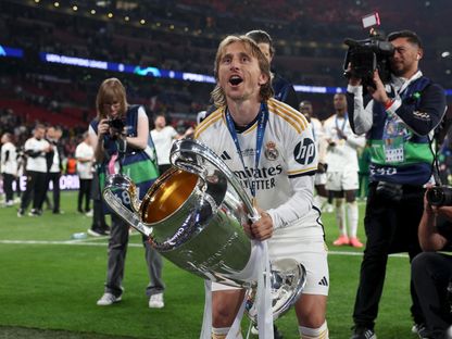 لوكا مودريتش يحمل كأس دوري أبطال أوروبا بعد فوز ريال مدريد على بوروسيا دورتموند في النهائي - 1 يونيو 2024 - Reuters