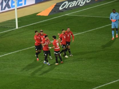 رامي ربيعة ومروان عطية وعمر مرموش وياسر إبراهيم وحمدي فتحي يحتفلون مع محمد صلاح بعد الهدف الثالث لمنتخب مصر أمام كوت ديفوار في كأس إفريقيا - 10 يناير 2025 - Asharq