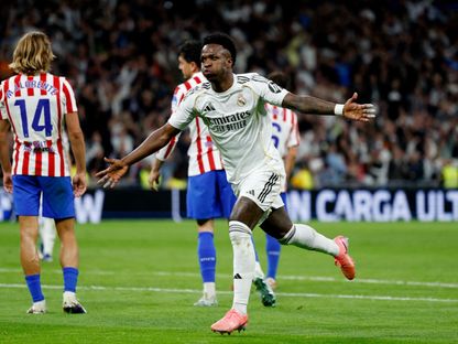 فينيسيوس جونيور مهاجم ريال مدريد يحتفل بهدفه الثاني في مرمى أتلتيكو مدريد في الدوري الإسباني - 22 مارس 2026 - Reuters