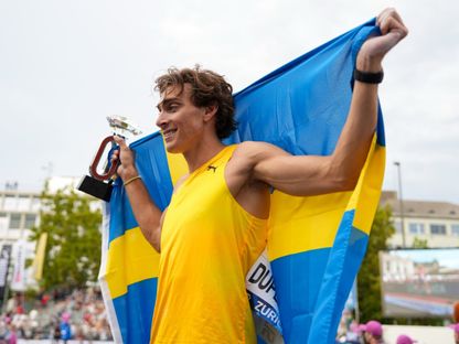 أرماند دوبلانتيس يحتفل بفوزه بالدوري الماسي للمرة الخامسة في مسيرته - 27 أغسطس 2025 - X/Diamond_League