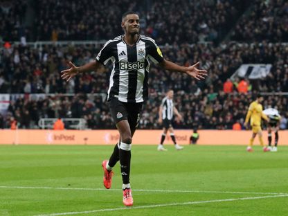 النجم السويدي ألكسندر إيزاك مهاجم نيوكاسل يونايتد يحتفل بهدفه في شباك ولفرهامبتون - 15 يناير 2025 - Reuters