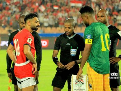 محمد صلاح قائد مصر وياريد بيلاي قائد إثيوبيا قبل انطلاق مباراة المنتخبين في تصفيات كأس العالم 2026 - 5 سبتمبر 2025 - facebook/ethiopiaff