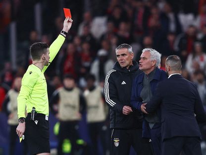 الحكم فرانسوا لوتيكسييه يطرد مدرب بنفيكا جوزيه مورينيو خلال مواجهة ريال مدريد في دوري أبطال أوروبا - 17 فبراير 2026 - REUTERS