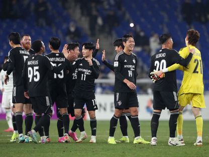 فرحة لاعبي أولسان الكوري الجنوبي بالتأهل إلى نصف نهائي دوري أبطال آسيا - 12 مارس 2024 - Reuters