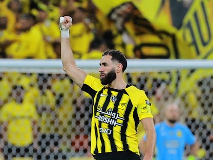 احتفال كريم بنزيما نجم الاتحاد بتسجيل هدف في مرمى القادسية بنهائي كأس الملك - 30 مايو 2025 - Reuters
