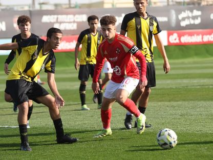 بلال عطية لاعب الأهلي وسط حصار من لاعبي المقاولون العرب - 18 يناير 2025 - FB/@Al Ahly Youth Teams