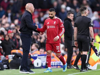 محمد صلاح يصافح مدرب ليفربول آرني سلوت خلال استبداله بعد إصابته أمام فولهام - 11 أبريل 2026 - REUTERS