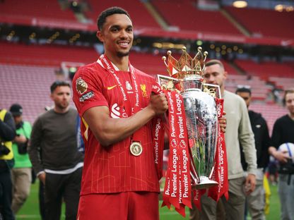 ترينت ألكسندر أرنولد مدافع ليفربول يحتفل بالتتويج بلقب الدوري الإنجليزي - 25 مايو 2025 - Reuters