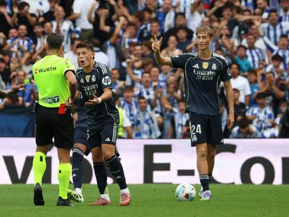 أردا غولر يعترض على قرار طرد دين هويسن خلال مباراة ريال مدريد وريال سوسيداد بالدوري الإسباني - 13 سبتمبر 2025 - REUTERS